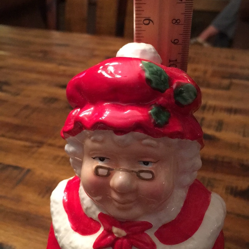 Mrs. Clause Table Top Set - Picture 2 of 7